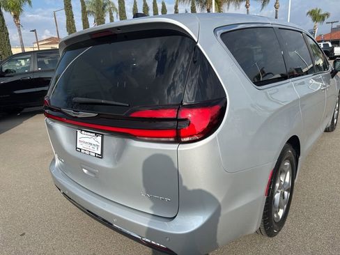 Used 2024 Chrysler Pacifica Limited image 12