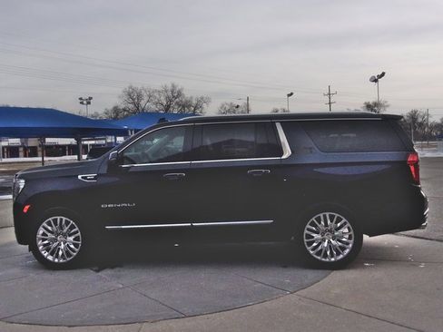 Used 2024 GMC Yukon XL Denali w/ Advanced Technology Package image 22