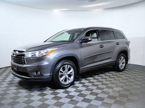Used 2015 Toyota Highlander XLE AWD/4WD image 2