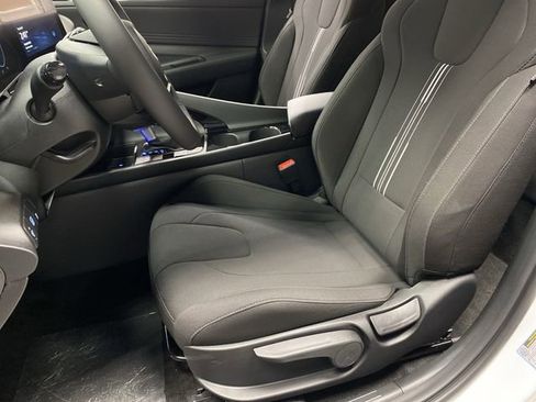 New 2025 Hyundai Elantra SEL image 4