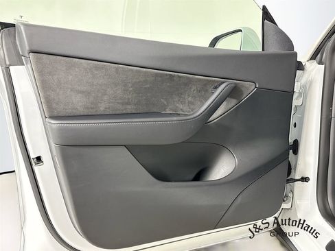 Used 2022 Tesla Model Y Long Range image 22