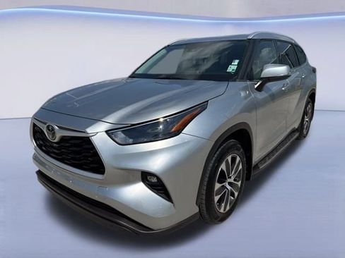 Used 2022 Toyota Highlander XLE image 4