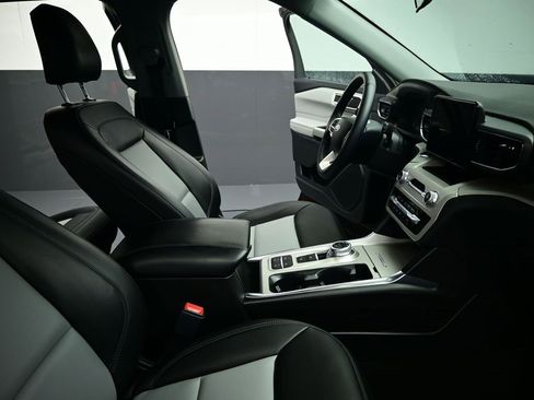 Used 2023 Ford Explorer XLT w/ Equipment Group 202A image 28