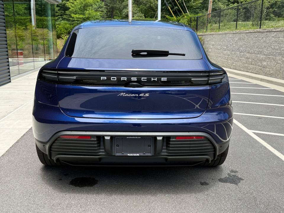 Used 2025 Porsche Macan 4S Electric AWD/4WD image 6