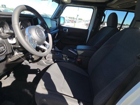 Used 2025 Jeep Wrangler Unlimited Sahara w/ Safety Group image 7