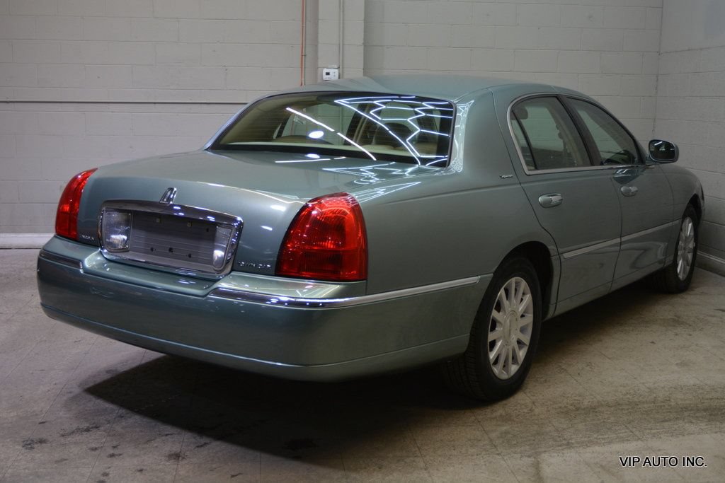 Used 2006 Lincoln Town Car Signature RWD image 4