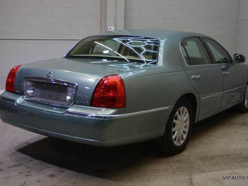 Used 2006 Lincoln Town Car Signature image 4