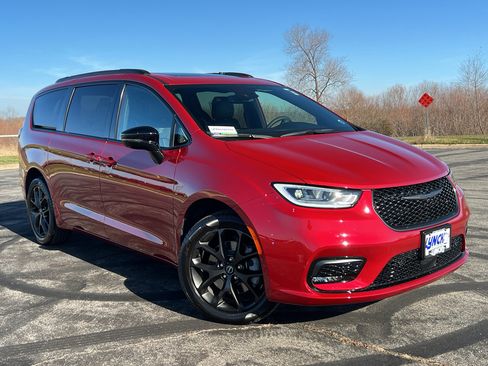 Used 2026 Chrysler Pacifica Limited w/ Uconnect Theater Family Group image 6