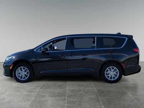 Used 2024 Chrysler Pacifica Touring image 2