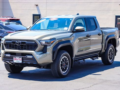 Certified 2025 Toyota Tacoma TRD Off-Road AWD/4WD image 3