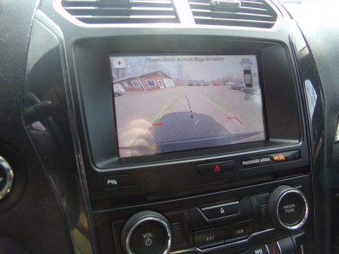 Used 2018 Ford Explorer XLT w/ Equipment Group 202A image 29