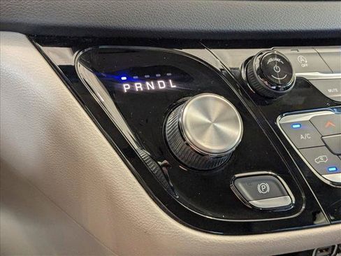 Used 2022 Chrysler Pacifica Touring-L FWD image 11