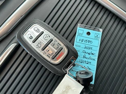 Used 2024 Chrysler Pacifica Limited FWD image 58