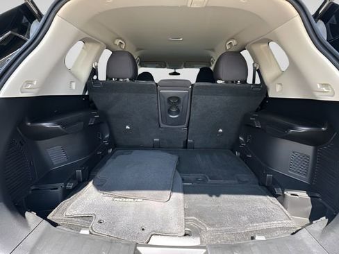 Used 2018 Nissan Rogue SV w/ Premium Package FWD image 19