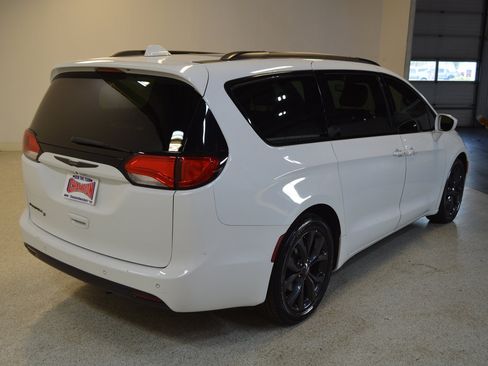 Used 2019 Chrysler Pacifica Touring-L Plus w/ S Appearance Package image 3