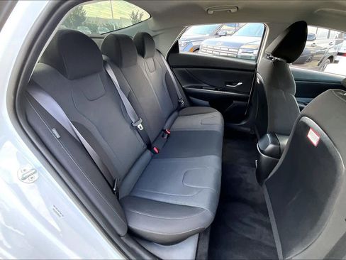 Certified 2025 Hyundai Elantra SE image 18