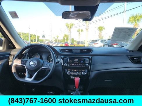 Used 2020 Nissan Rogue SV FWD image 2