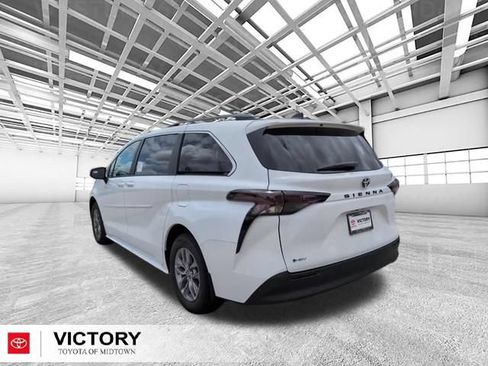 Used 2026 Toyota Sienna LE FWD image 6