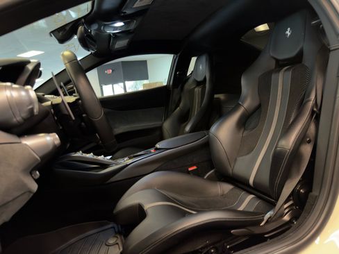 Used 2018 Ferrari 812 Superfast RWD image 11