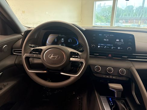 Used 2024 Hyundai Elantra SE FWD image 18