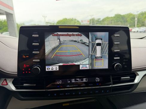 Used 2024 Toyota Sienna Platinum FWD image 21