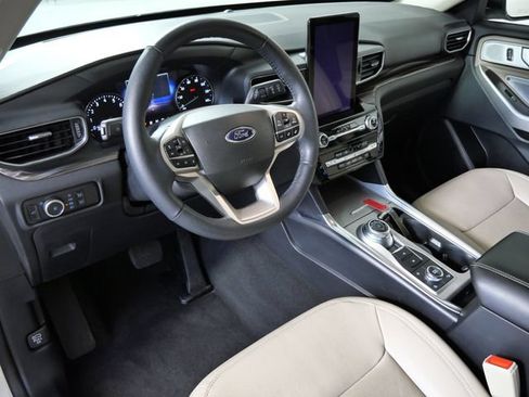 Used 2023 Ford Explorer Limited w/ Limited Technology Package AWD/4WD image 3