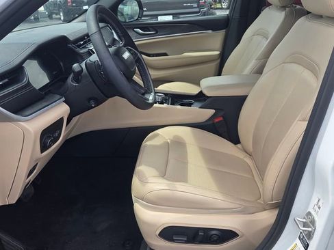 Certified 2024 Jeep Grand Cherokee Limited w/ Luxury Tech Group II AWD/4WD image 4
