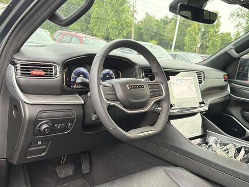 Used 2024 Jeep Wagoneer L Series II w/ Flexible Seating Group AWD/4WD image 10