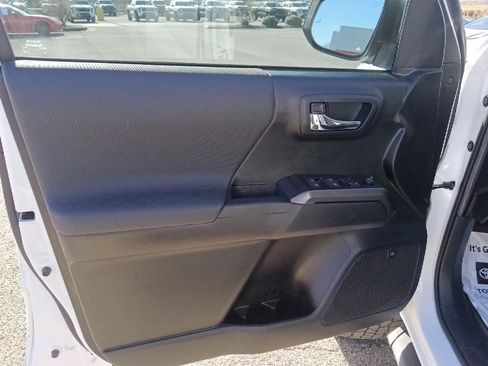 Used 2022 Toyota Tacoma TRD Off-Road image 10