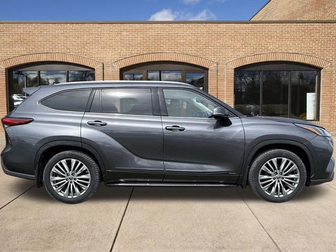 Used 2023 Toyota Highlander Platinum image 2