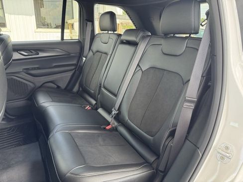 Used 2024 Jeep Grand Cherokee Altitude image 21