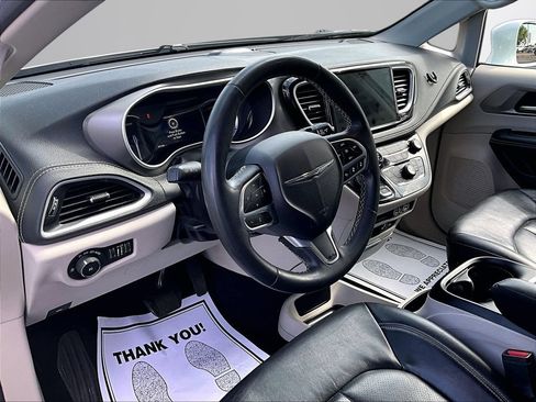 Used 2022 Chrysler Pacifica Touring-L FWD image 13