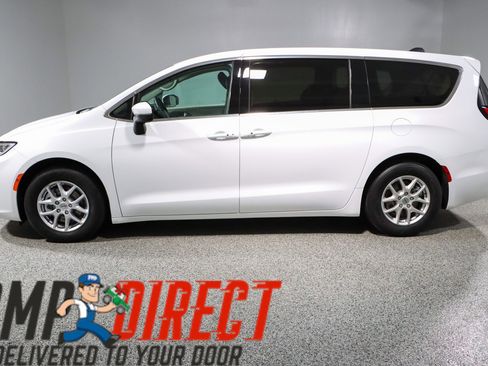 Used 2023 Chrysler Pacifica Touring-L FWD image 10