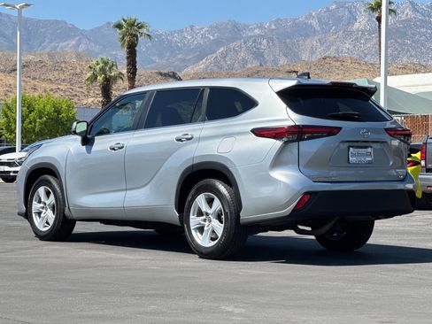 Used 2023 Toyota Highlander LE image 5