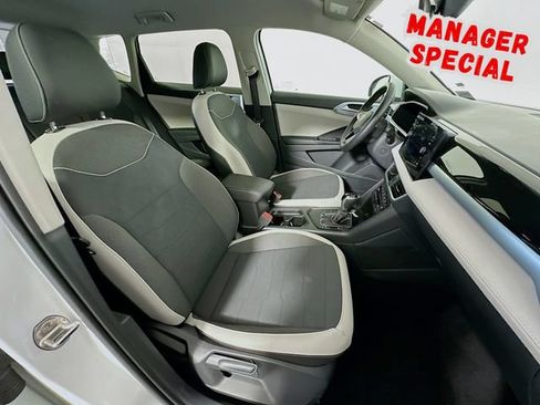 Used 2025 Volkswagen Taos SE FWD image 26