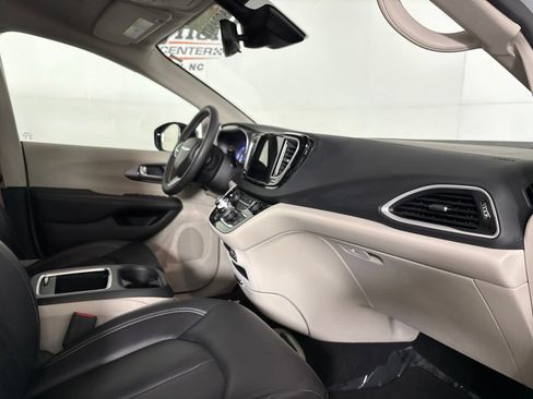 Used 2024 Chrysler Pacifica Touring-L FWD image 29