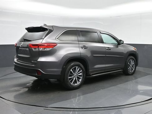 Used 2018 Toyota Highlander XLE w/ Protection Package #3 AWD/4WD image 7