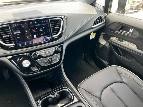 New 2027 Chrysler Pacifica Limited FWD image 34
