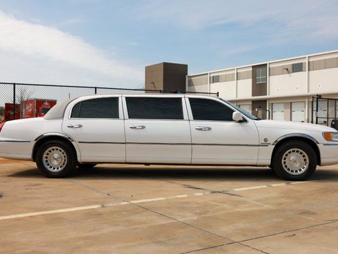 Used 1999 Lincoln Town Car Executive image 13
