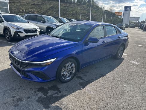 Used 2025 Hyundai Elantra Blue image 22