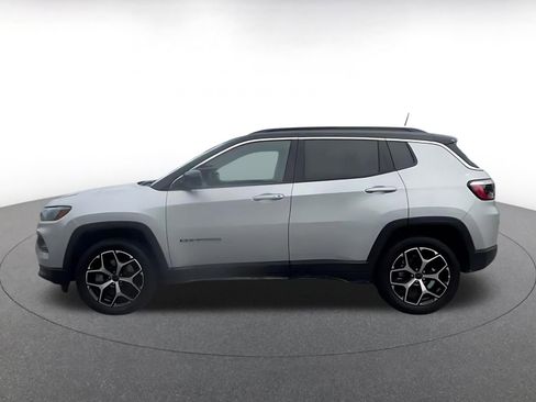 Used 2025 Jeep Compass Limited image 9