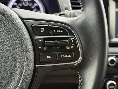 Used 2017 Kia Niro EX FWD image 10