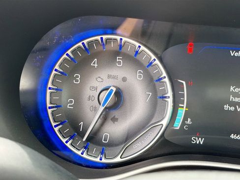 Used 2022 Chrysler Pacifica Touring-L FWD image 38