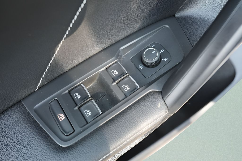 Used 2023 Volkswagen Tiguan SE w/ Panoramic Sunroof Package FWD image 22
