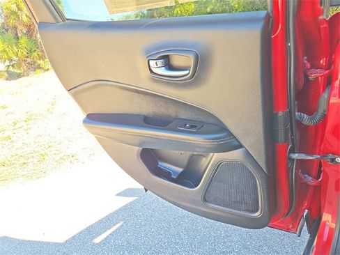 Used 2018 Jeep Compass Latitude image 10