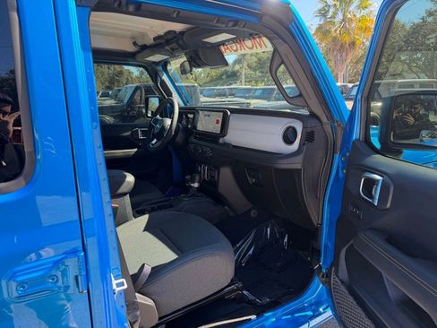 Used 2025 Jeep Wrangler Sahara image 28