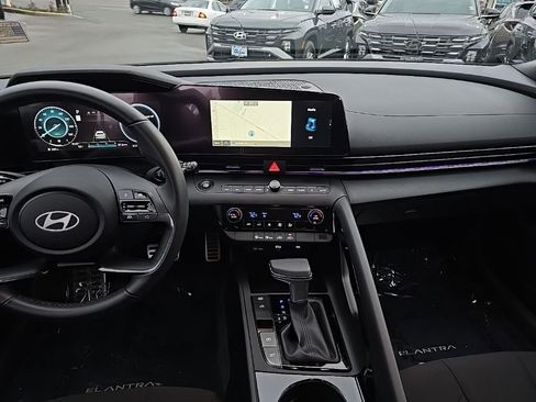 Certified 2025 Hyundai Elantra SEL image 13