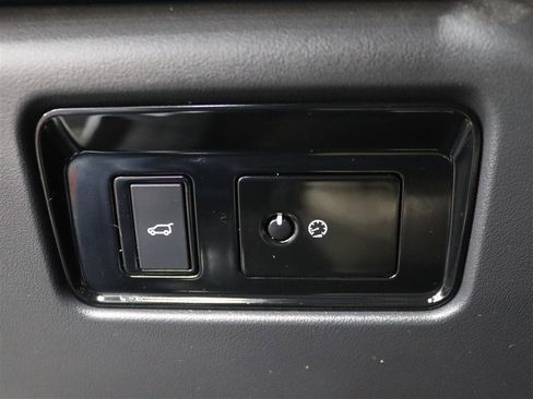 Used 2018 Jaguar F-PACE Premium image 34