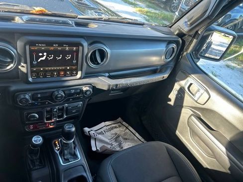 Used 2022 Jeep Wrangler Unlimited Rubicon 4xe AWD/4WD image 11