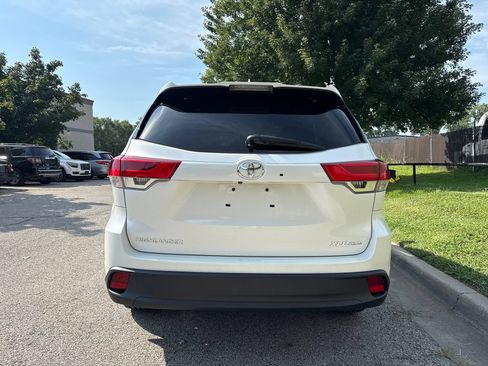 Used 2019 Toyota Highlander XLE AWD/4WD image 6